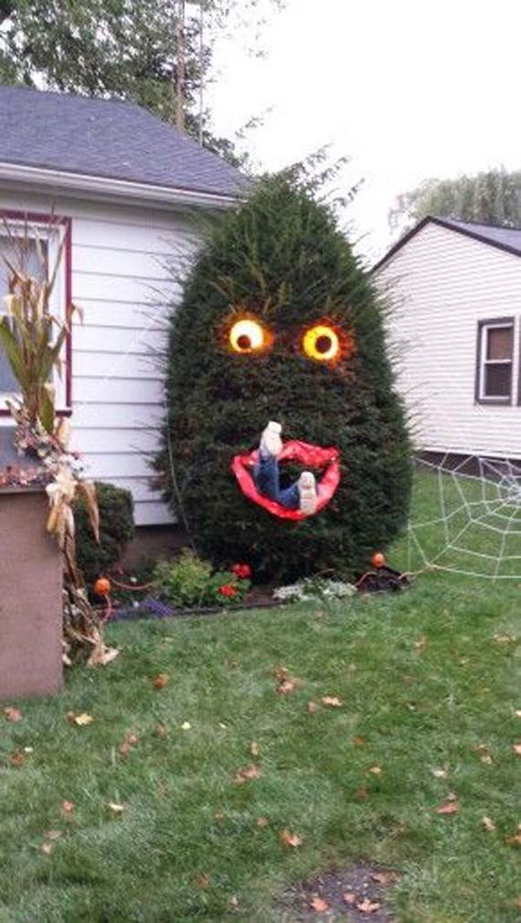 decorate-outdoor-tree-for-halloween-8