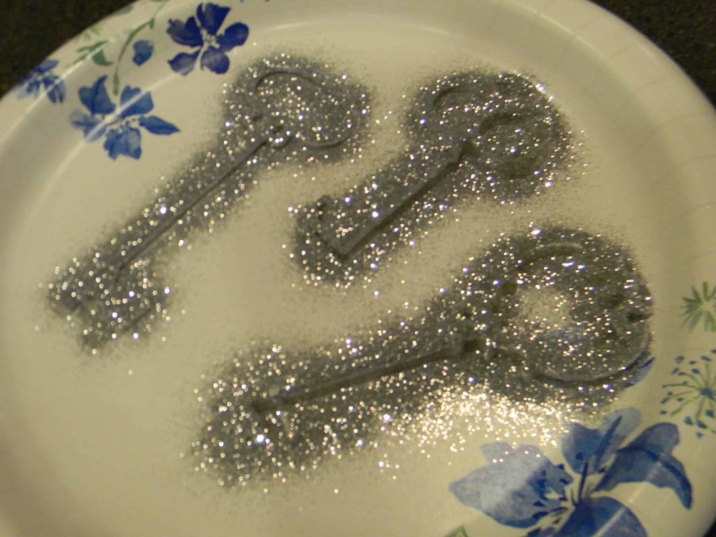 12 DIY Amazing Christmas Crafts Involving Glitter