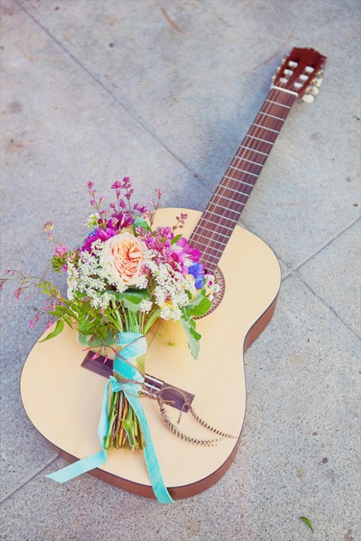 Repurpose: Old Guitars can still Rock!  Diy projects for bedroom, Guitar  shelf diy, Diy home decor