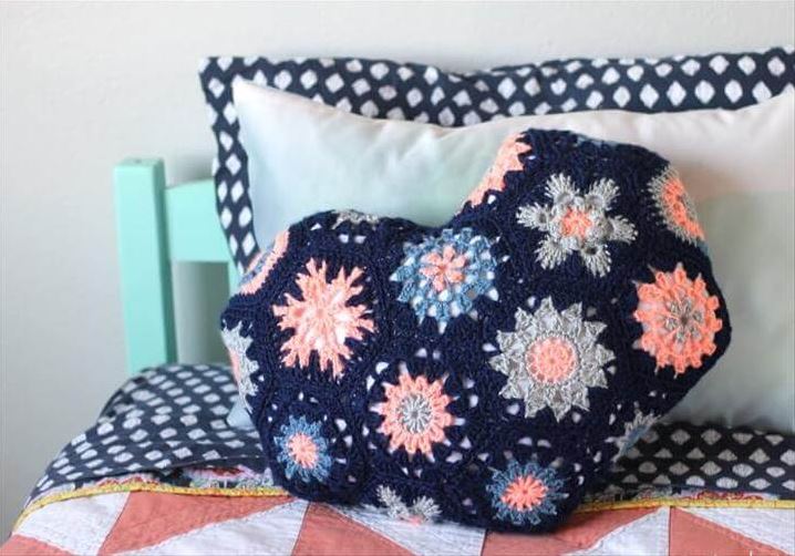 20 Amazing DIY Crochet Pillow Designs